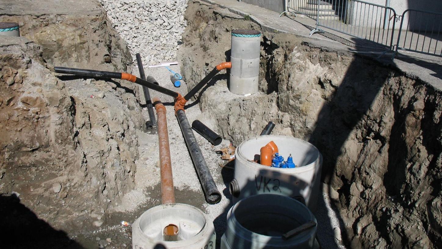VA-grøft med rør, kummer og koblinger i gate