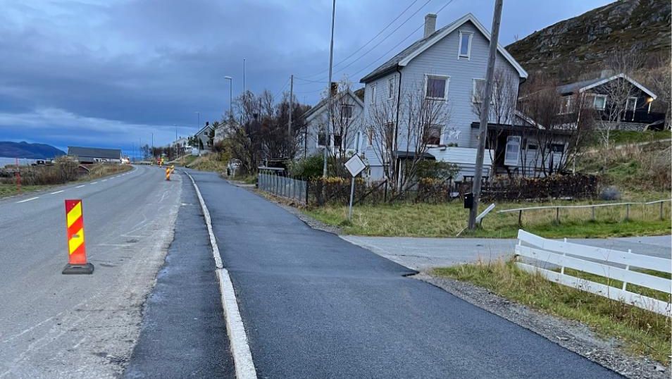 Nytt fortau med asfalt og kantstein langs vei